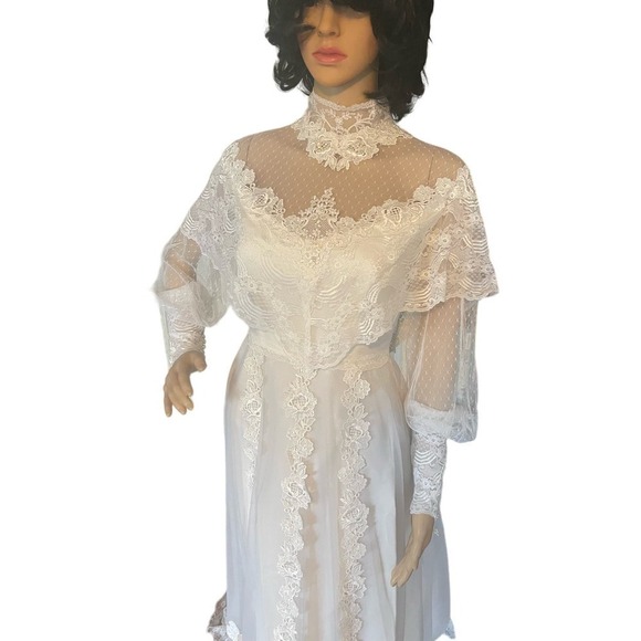 Victorian Elegance: White Wedding Gown by Alfred Angelo" - Picture 10 of 16